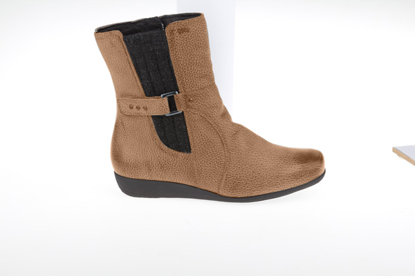 Schuh-Retusche von Spratzern, Falten und Nähten im Detail Schuh-Retusche von Spratzern, Falten und Nähten im Detail